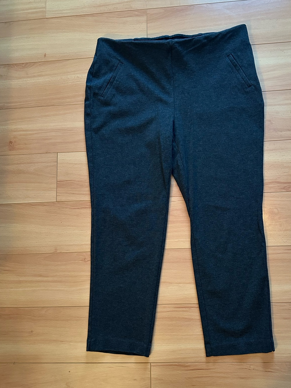 Chico's Charcoal Grey Cropped Pull-On Ponte Pants Fabulously slimming sz 2 large